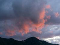 Rot angeleuchtete Wolkenseite am Abendhimmel